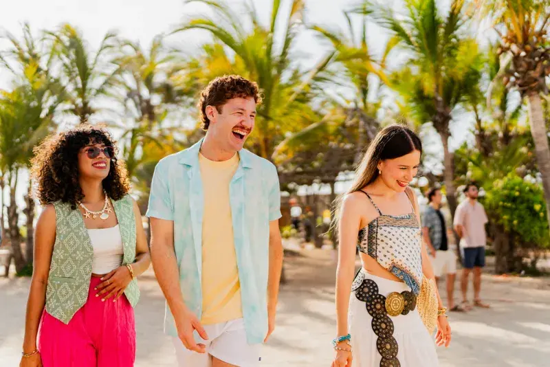 Grupo de viajeros explorando Cancún conectados con eSIM para México entre palmeras tropicales