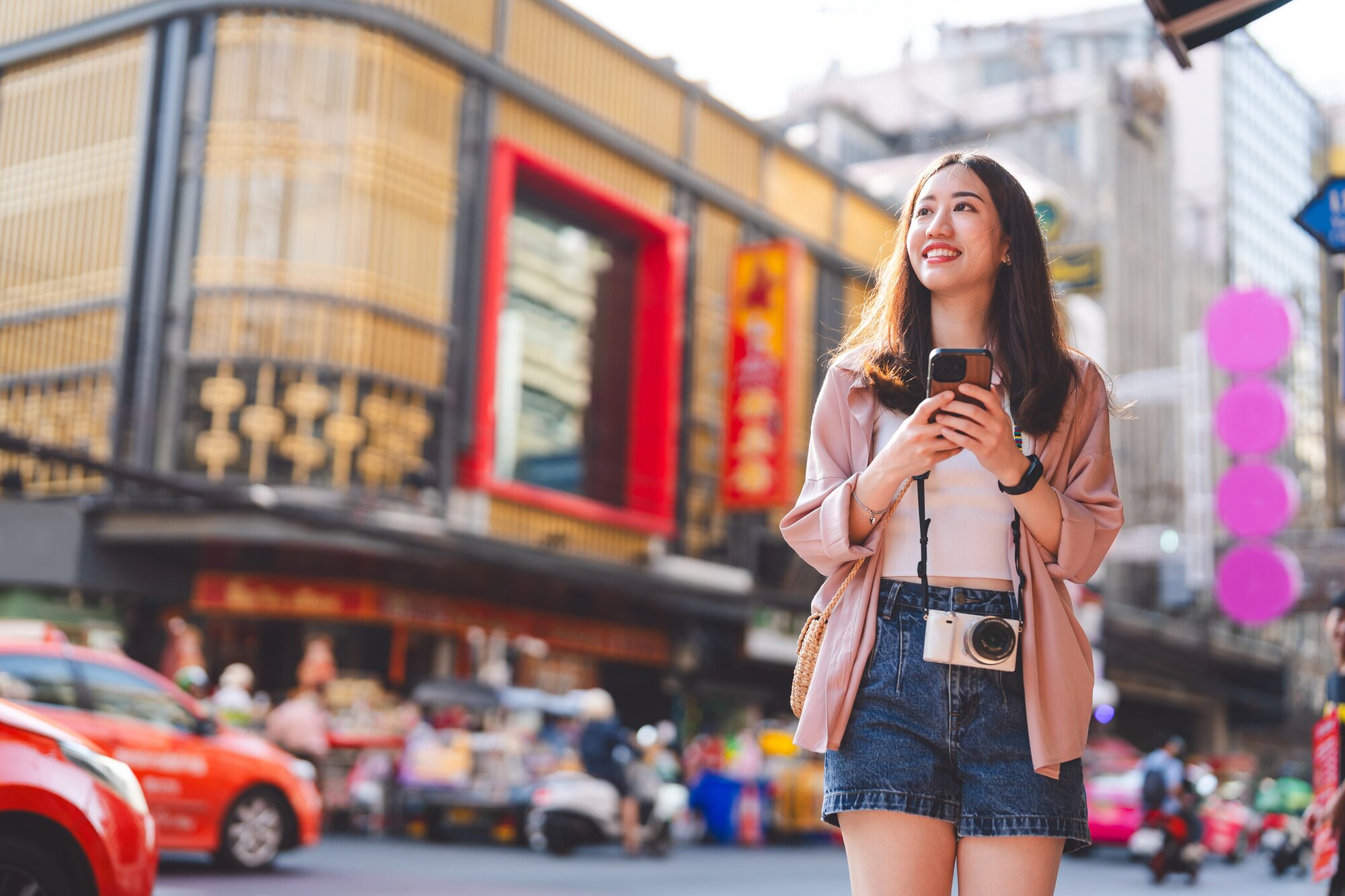 Frau mit wichtigen Apps in Thailand