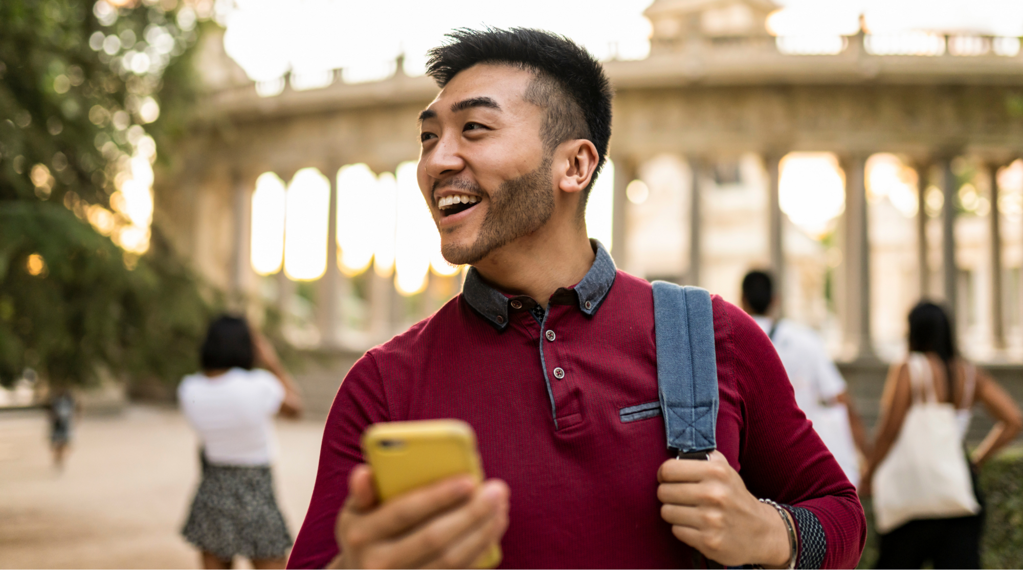 Ein Tourist ist mit Internet in Spanien unterwegs und navigiert durch die Stadt