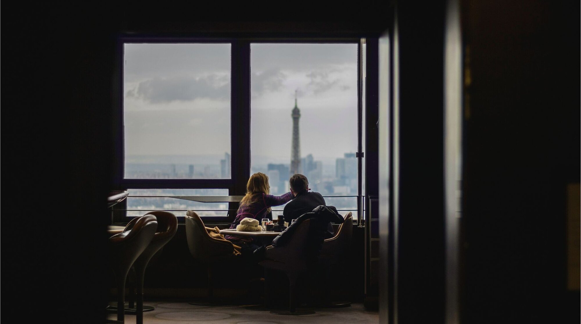 Casal em lua de mel em paris