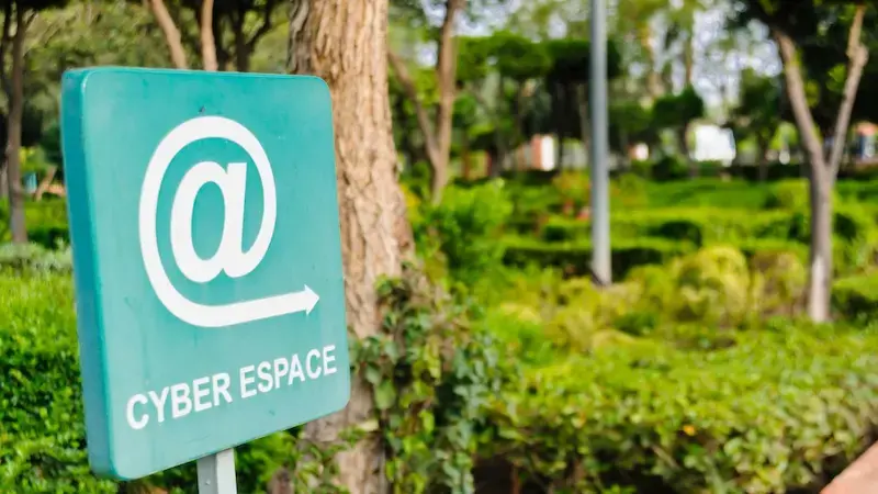 Panneau vert “Cyber Espace” avec symbole @ et flèche directionnelle dans le Cyber Parc Arsat Moulay Abdeslam à Marrakech.