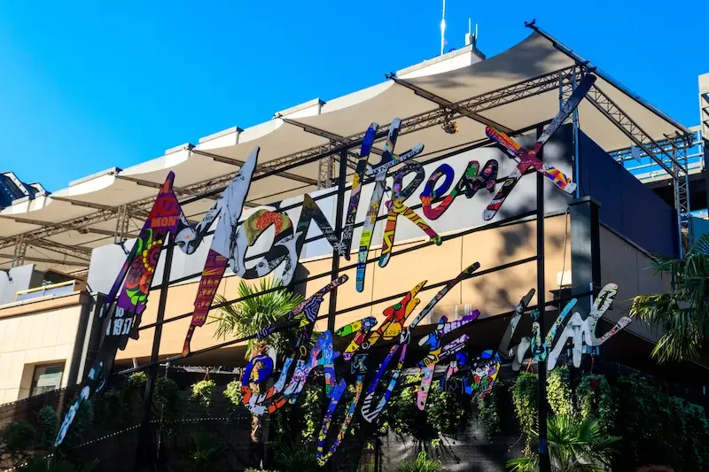 Enseigne colorée du Montreux Jazz Festival installée sur un bâtiment au bord du lac Léman à Montreux