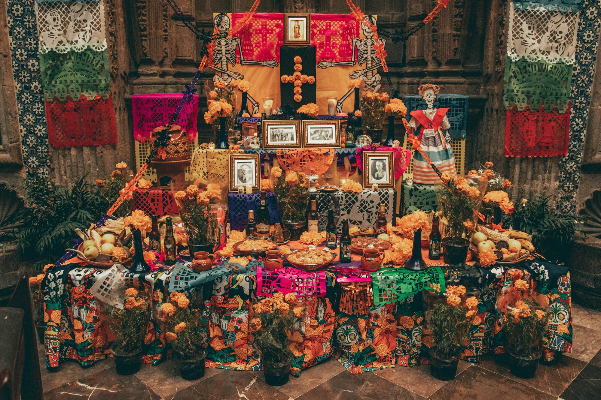 Imagen de un altar de muertos tradicional mexicano para ilustrar cómo celebran el Día de Muertos en Oaxaca
