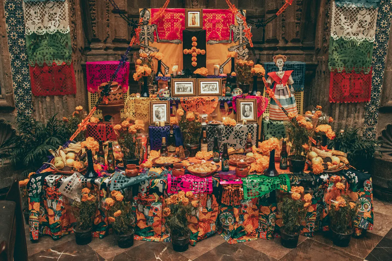 Imagen de un altar de muertos tradicional mexicano para ilustrar cómo celebran el Día de Muertos en Oaxaca