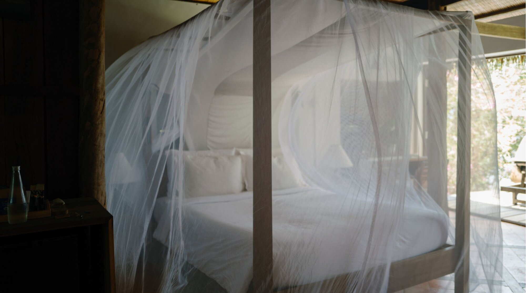 Moustiquaire de lit pour éloigner les moustiques pendant un voyage en zone à paludisme comme Zanzibar