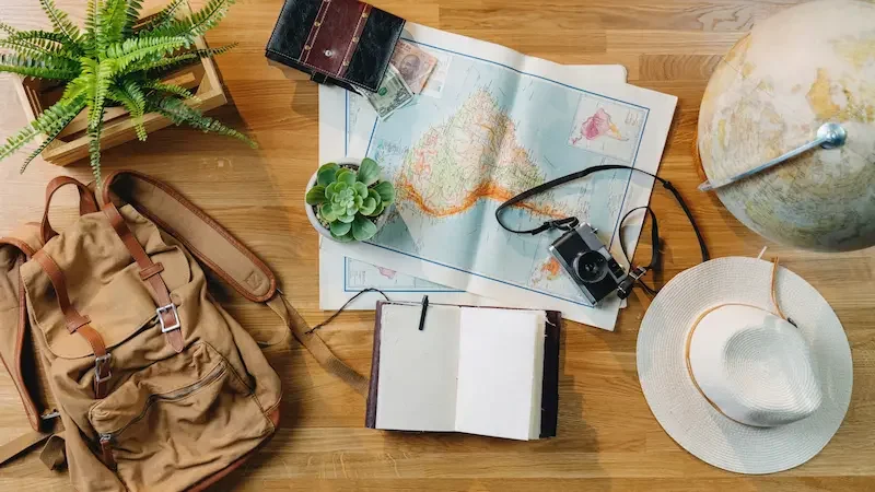 Travel kit per l’Africa con mappa, zaino, macchina fotografica e cappello da safari