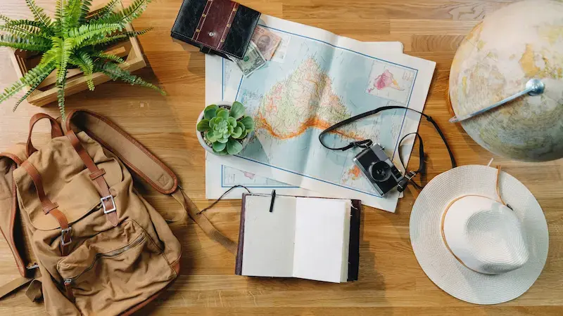 Travel kit per l’Africa con mappa, zaino, macchina fotografica e cappello da safari