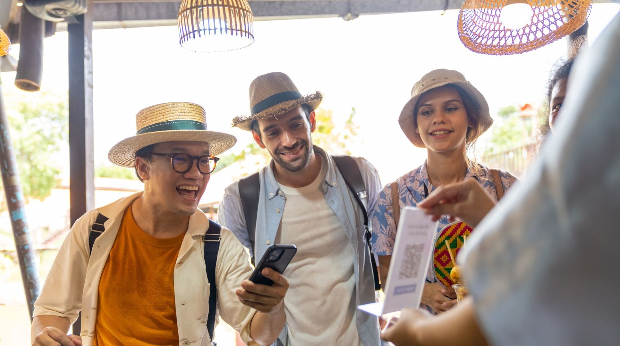 groupe de touristes en vacances en thailande. Moment du paiement au restaurant.