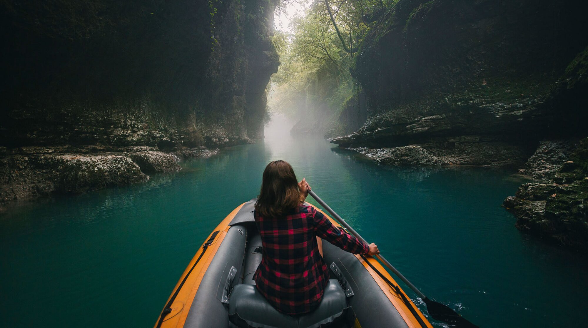 Meisje roeit met boot door de Martvili Canyon, Georgië