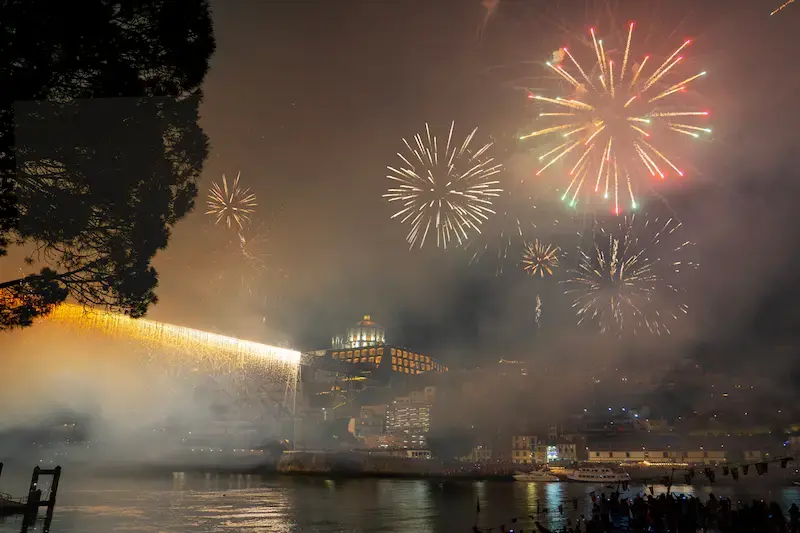 Feu d’artifice coloré sur le fleuve Douro à Porto au Portugal lors du festival de São João à Porto