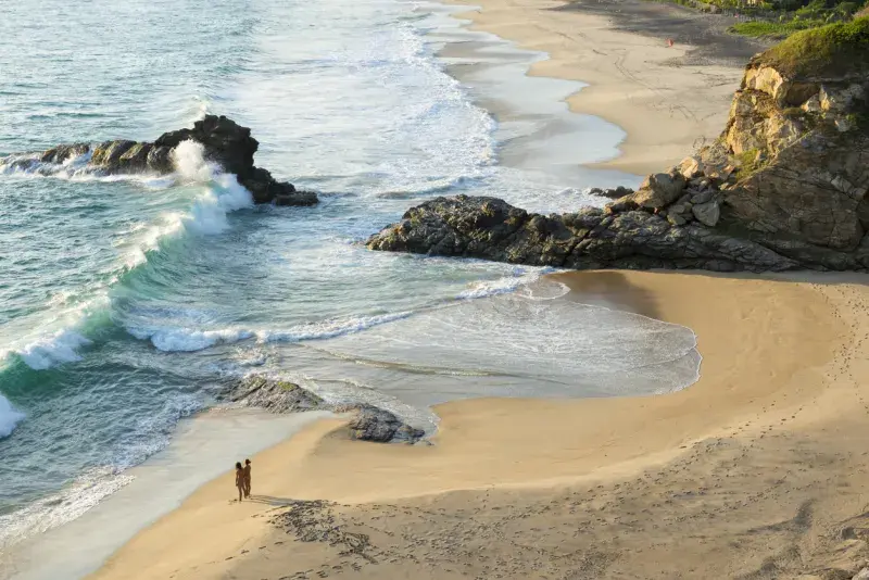 Pareja caminando por la playa en la costa de Oaxaca durante la Semana Santa