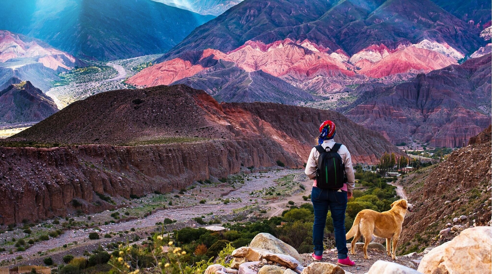 Jovem, caminhando com seu cão em Jujuy, Argentina