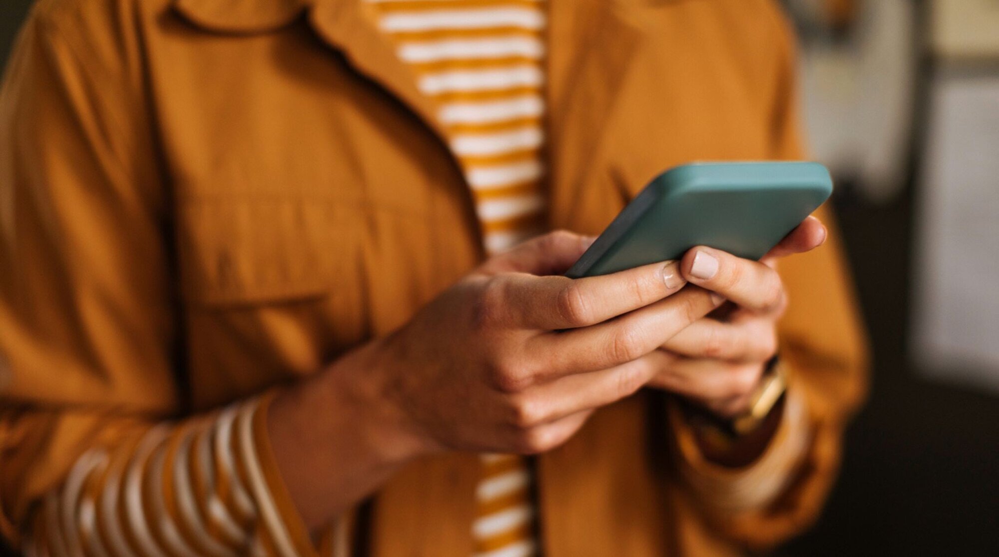 voyageur avec son telephone au maroc