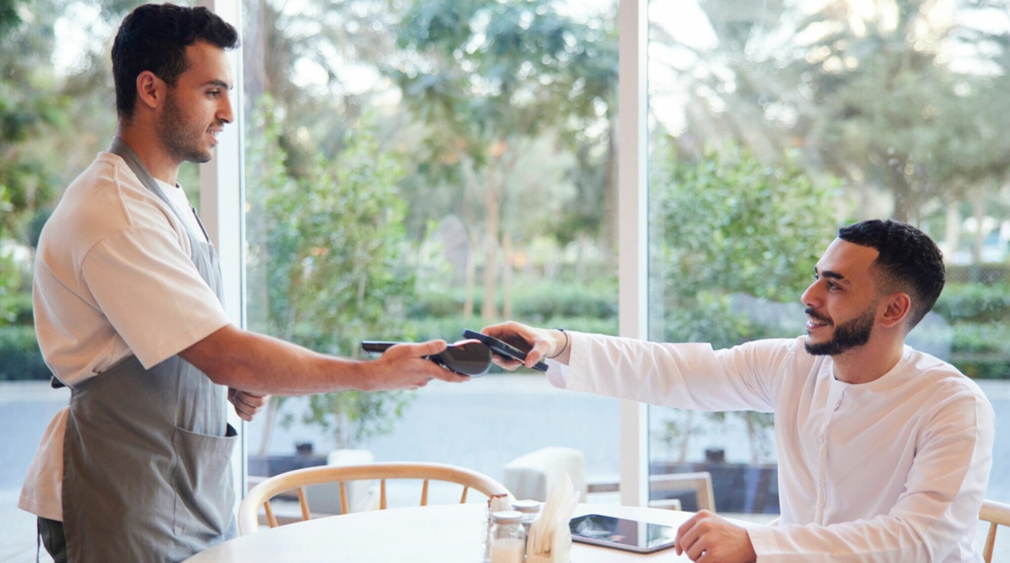 personnes utilisant le paiement mobile a dubai