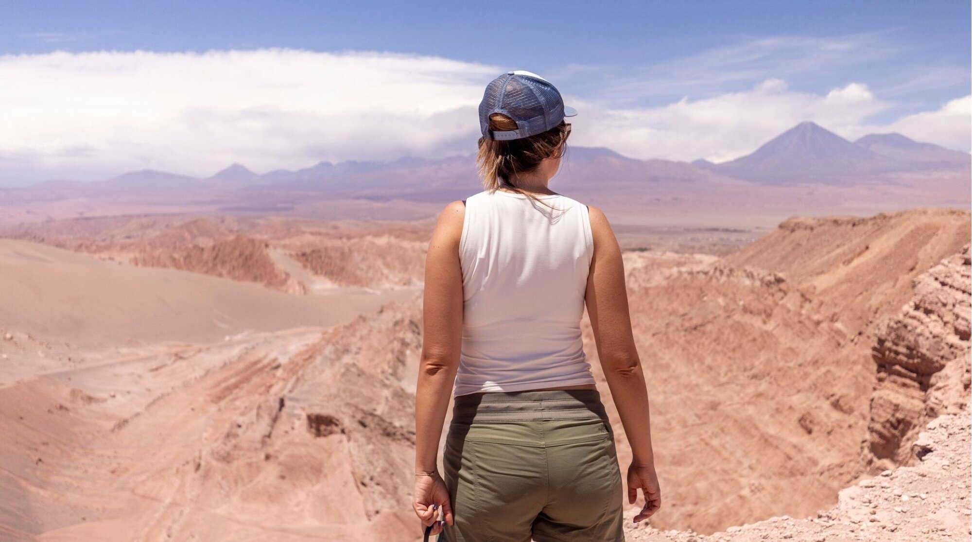 Turista mulher observando o Valle de la Luna, no Deserto da Atacama.