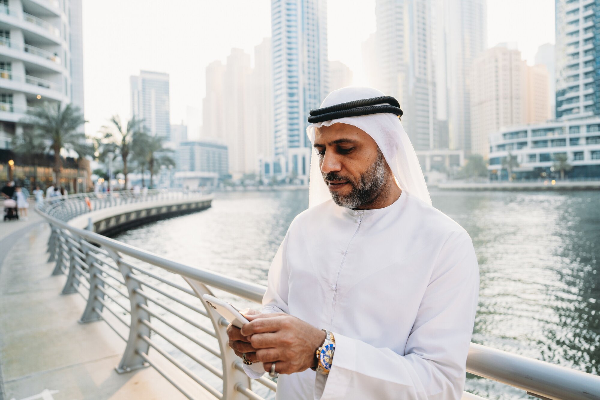 Mann im Internet in Dubai