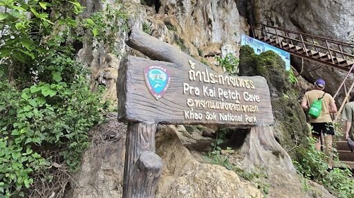 Sign outside the entrance of Pra Kai Petch Cave (ถ้ำพระคยเพชร)