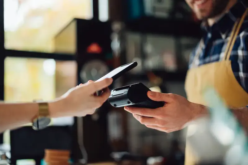 Voyageur utilisant le paiement mobile dans un café à Istanbul, Turquie.