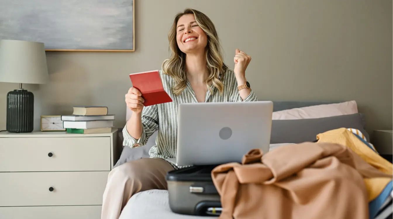 Uma mulher adulta reserva passagens online usando o melhor câmbio.