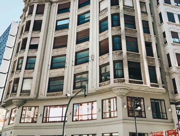 Luxury brands choosing increasingly large physical retail spaces in Europe, new report indicates