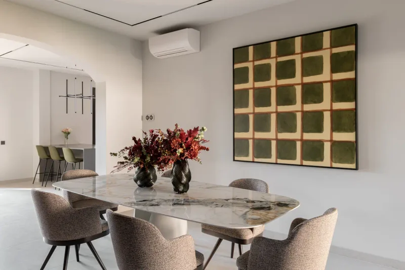 Comedor moderno con mesa de mármol y sillas tapizadas