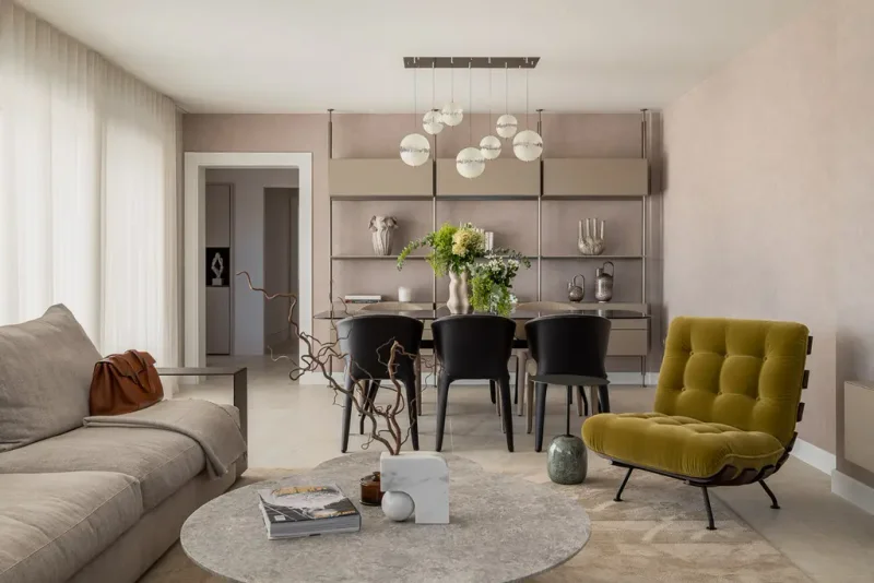 Salón moderno elegante con comedor, lámpara de esferas y sillas negras