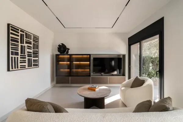 Salón moderno minimalista con tonos neutros