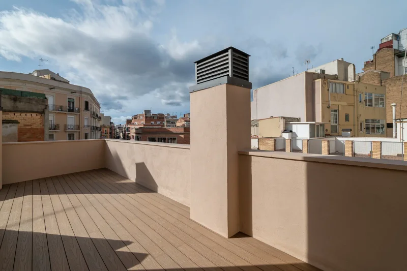 Terraza en azotea con suelo de madera y vistas urbanas