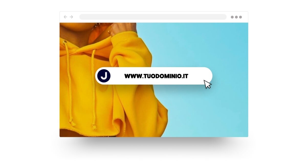 Persona con felpa gialla accanto a una barra degli indirizzi del browser web che mostra 'www.tudominio.es' con un cursore.