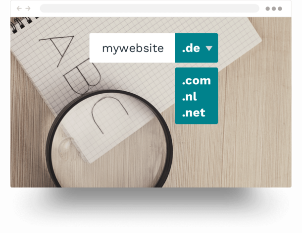 Fenêtre de navigateur avec un menu déroulant de sélection de domaine de site web sur un cahier, une loupe et un crayon.