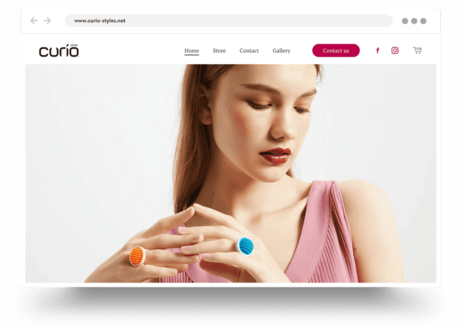 Site de bijoutier créé avec Jimdo montrant un mannequin femme qui porte deux bagues artisanales colorées