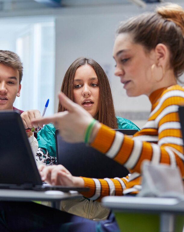 Des étudiants travaillent ensemble sur un site web pour enseignant 