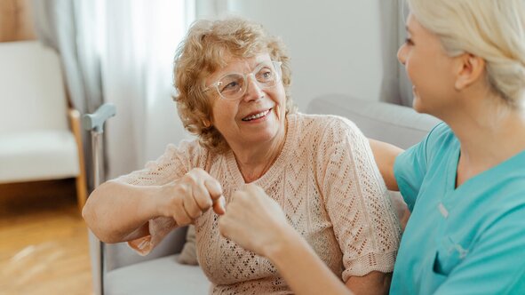 A trusted Helper supports an older adult at home. Find reliable, flexible in-home senior care in Dallas with Herewith.