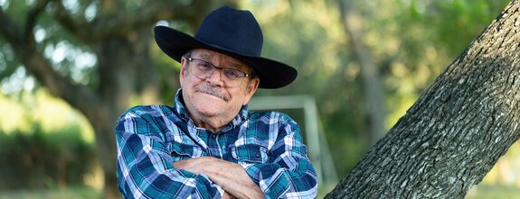 An older adult enjoying independence and confidence outdoors. Herewith supports aging at home with trusted Helpers and flexible care.