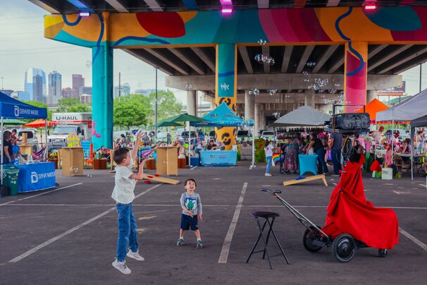 kids blowing bubbles at sun valley night market