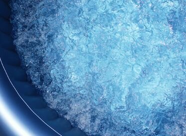 Sprudelndes Wasser in einem aufblasbaren Whirlpool aus der Vogelperspektive.
