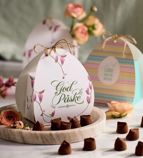 Personlig påskegave i elegant gaveeske med blomsterdesign og sjokolade – perfekt for firmagaver eller påskehilsen til ansatte.