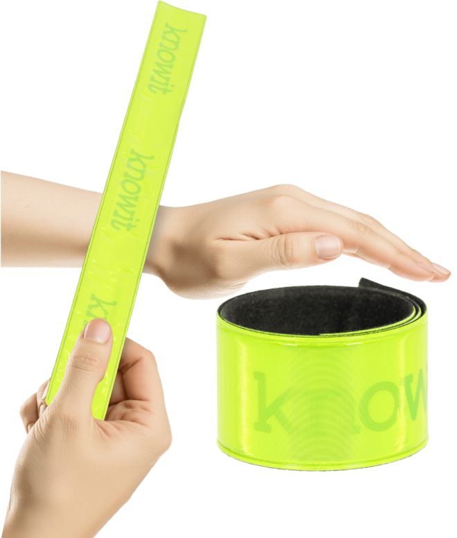Neongult slapwrap-refleksbånd med trykket logo, demonstrert på en hånd. Refleksbåndet er rullet ut og vises også i sammenrullet form. Perfekt som profilartikkel for synlighet i mørket.