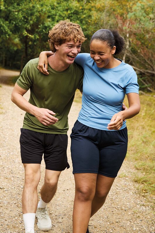 Neutral bærekraftige T-skjorter til dame og herre – myke og økologiske profilklær til aktiv livsstil og bedrift