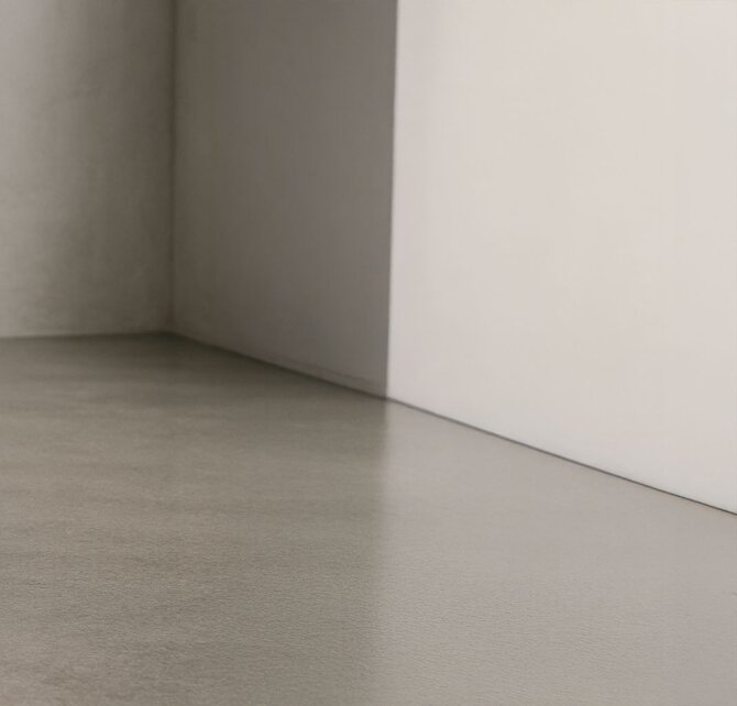 Nøytral studio-bakgrunn med betonggulv – brukt i produktpresentasjoner av profilklær. 