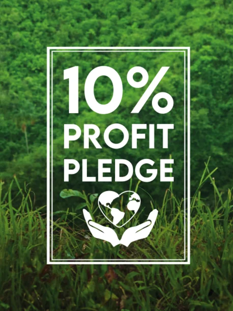 Grønn bakgrunn med teksten ‘10% PROFIT PLEDGE’ og et hjerte rundt jordkloden, symboliserer Rituals’ veldedige initiativ.