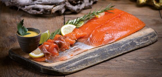 Matgaver – delikat norsk røkelaks med sitron, urter og sennepssaus på serveringsfat