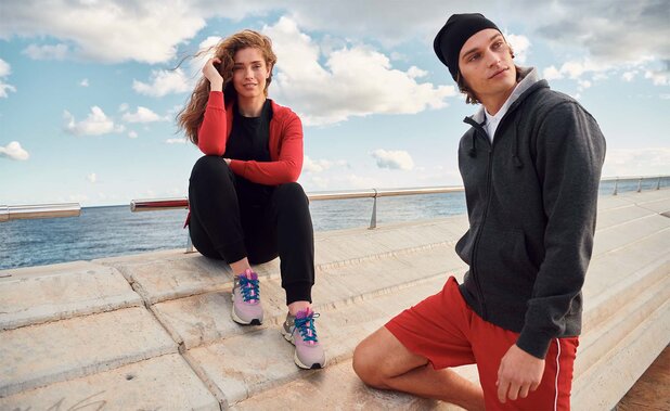 Moderne hettejakker i mørkegrå og rød – stilrene profilklær med trykk til bedrift, event og kampanje