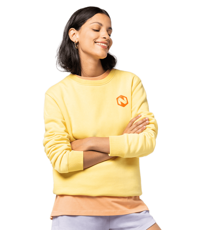 Smilende kvinne iført gul collegegenser med trykket logo – stilren og komfortabel profilgenser for bedrifter og events.