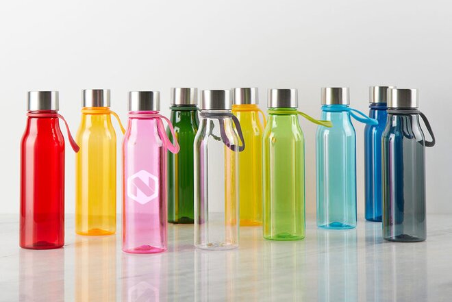 Gjennomsiktige drikkeflasker i rødt, gult, rosa, grønt og blått med metallokk og stropp. Perfekt som firmagaver for bedrifter og arrangementer.