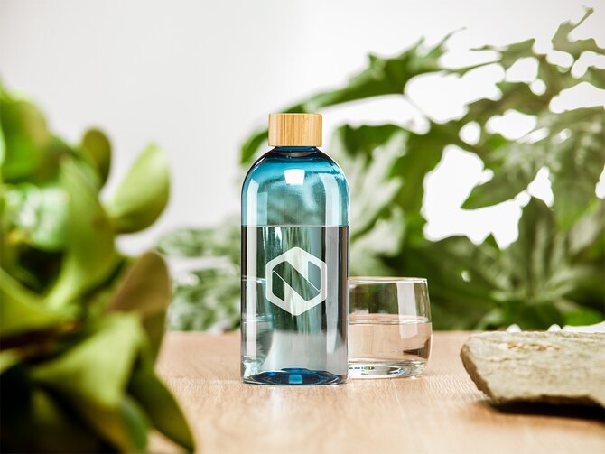 Stilren drikkeflaske i glass med trelokk og gravert firmalogo. Perfekt som bærekraftig firmagave.