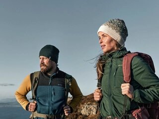 Devold turklær – mann og kvinne med ryggsekk på fjelltur i norsk natur