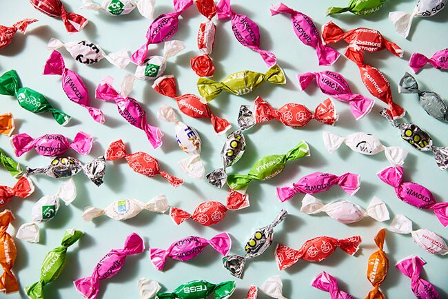Assorterte karameller og sukkertøy i twistet innpakning med trykket logo. Perfekte som giveaways og reklameartikler for bedrifter.