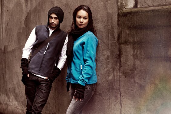 To personer i utendørs bymiljø iført fleecejakker fra Printer.