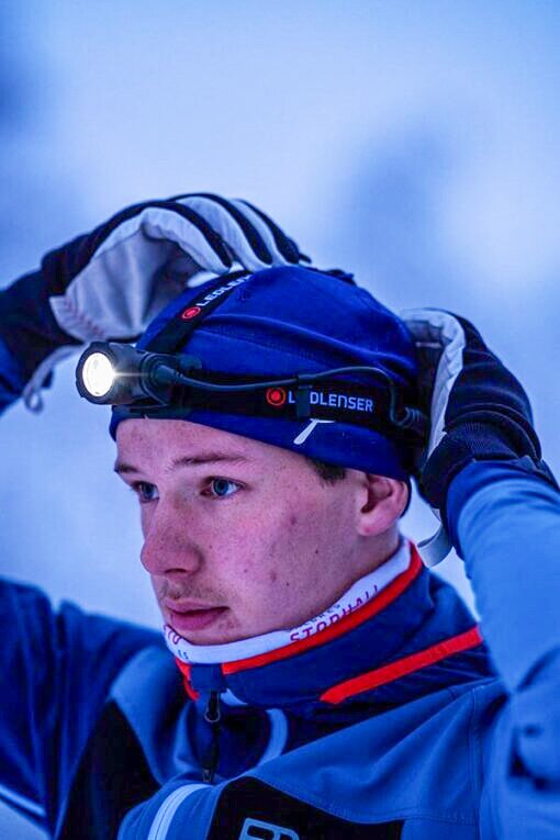 Ledlenser hodelykt i bruk på vintertur – praktisk hodelykt for friluftsliv og sport